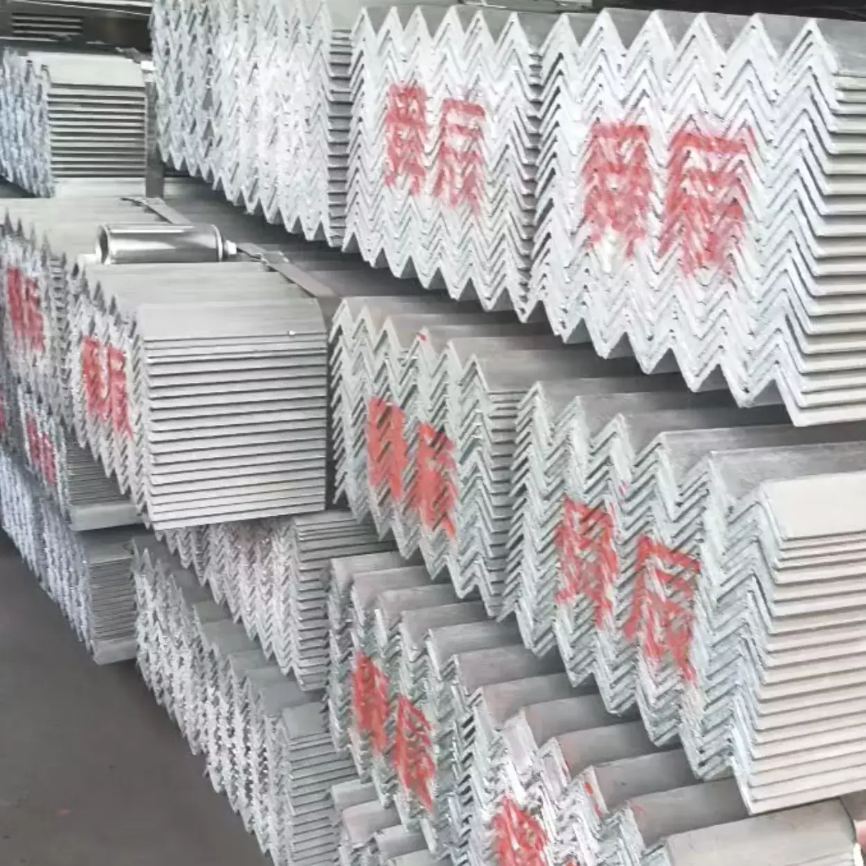 Τι κάνει το Angle Steel την κορυφαία επιλογή για την κατασκευή πύργων μετάδοσης κίνησης;